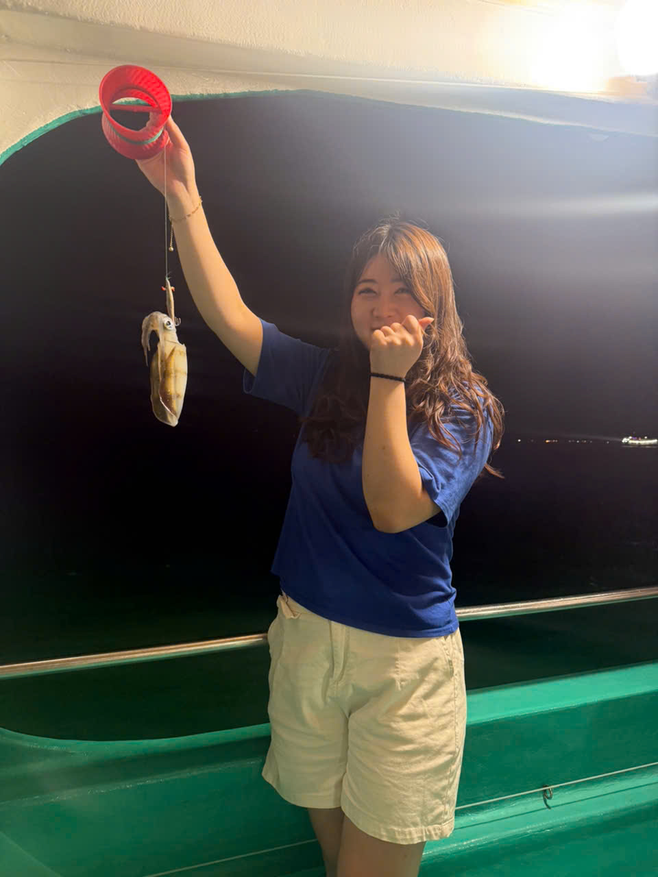 Du khách trải nghiệm câu mực tại Phú Quốc