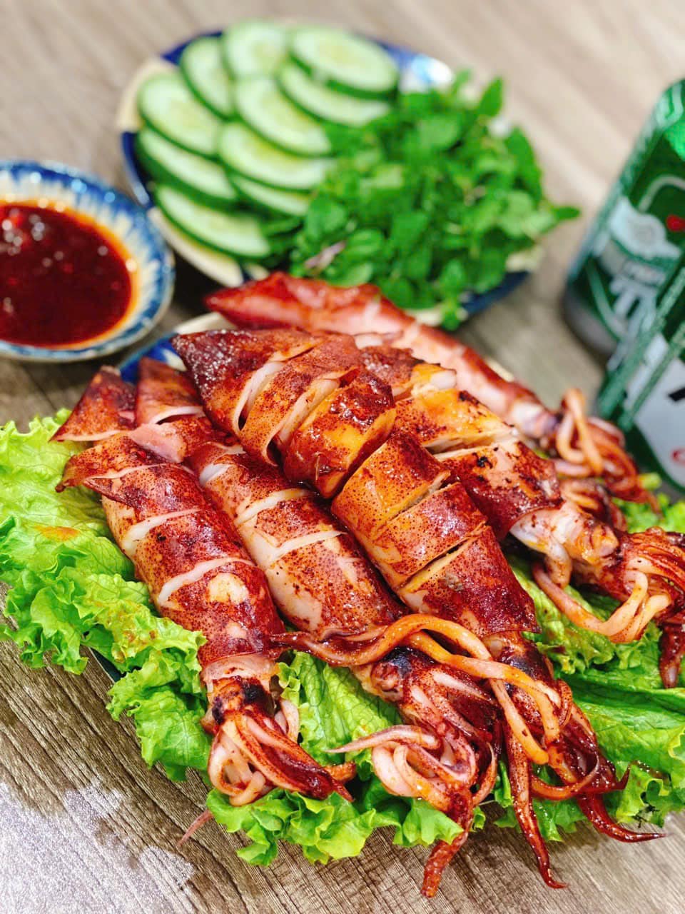 Mực ống nướng ăn kèm rau sống