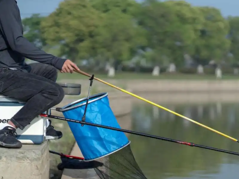 Một nhóm người đang thư giãn trên thuyền giữa biển xanh trong hoạt động câu cá Phú Quốc, với cần câu và nụ cười vui vẻ, khung cảnh trời biển hài hòa tạo cảm giác yên bình.
