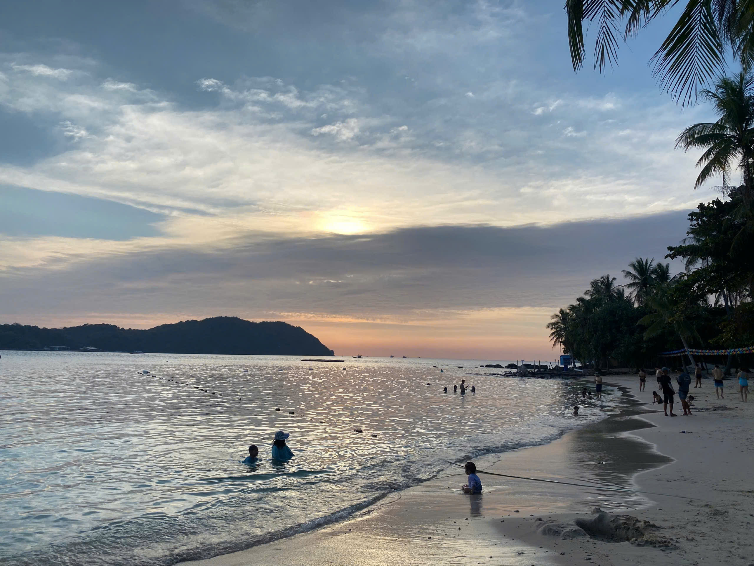 Ngắm Hoàng Hôn Phú Quốc – Trải Nghiệm Đặc Biệt Khi Chọn Tour Câu Cá Lớn Phương Nhi Tour