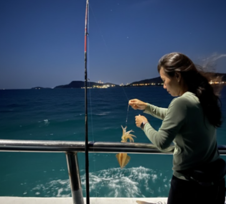 Tour Câu Mực Đêm Phú Quốc – Trải Nghiệm Câu Mực, Ăn Tối Giữa Đại Dương Đầy Thú Vị